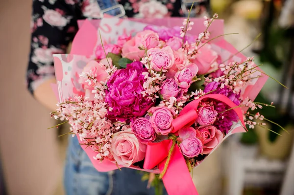 Mulher segurando um lindo buquê de flores em tons rosa para o dia dos namorados — Fotografia de Stock