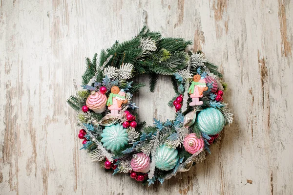 Piękny Boże Narodzenie wieniec z jodły i urządzone w jasnych kolorach — Zdjęcie stockowe