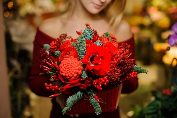 Mujer sosteniendo un hermoso ramo de flores rojas para el día de San Valentín — Foto de Stock