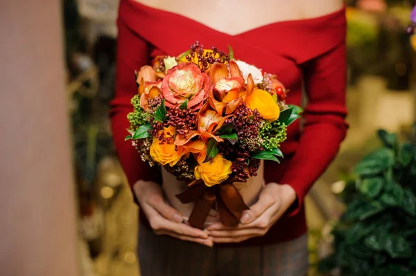 Mujer sosteniendo una caja con una composición floral para el día de San Valentín — Foto de Stock