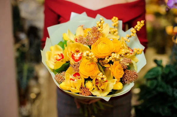 Жінка тримає яскраво-жовтий букет квітів на день святого Валентина — стокове фото