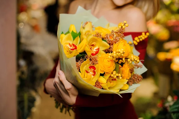 Mujer sosteniendo un ramo de flores de color amarillo brillante para el día de San Valentín — Foto de Stock