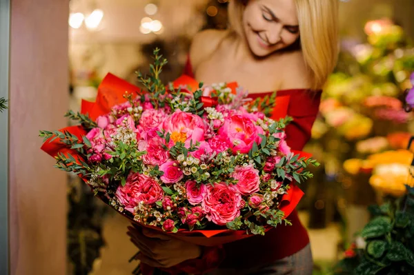 Chica rubia sonriente con un ramo grande y brillante de flores para el día de San Valentín —  Fotos de Stock