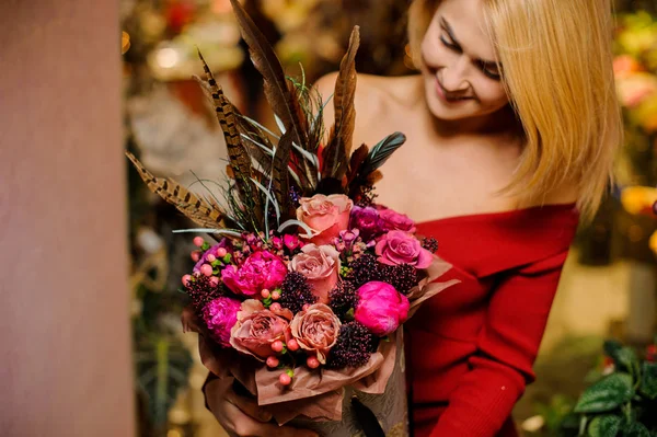 Lächelnde blonde Frau mit einem schönen und leuchtenden Blumenstrauß zum Valentinstag — Stockfoto