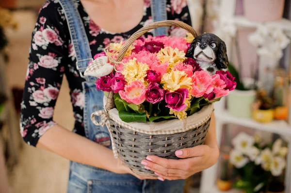 Chica sosteniendo una hermosa cesta de mimbre con flores para el día de San Valentín — Foto de Stock