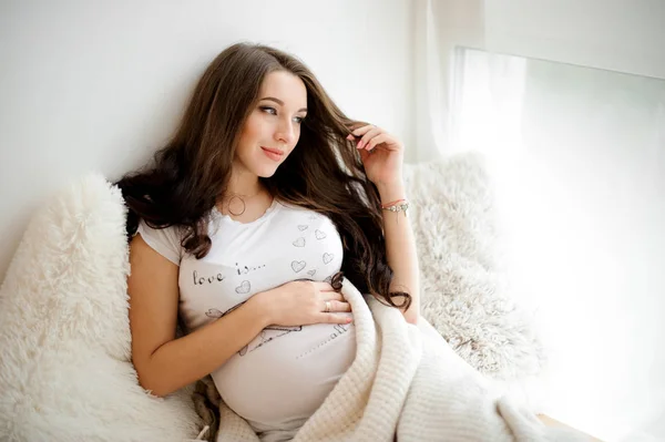 Portret van een mooie langharige zwangere vrouw — Stockfoto