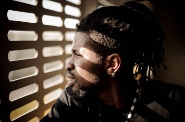 Afro-Amerikan adam pencerenin oturan dreadlocks ile