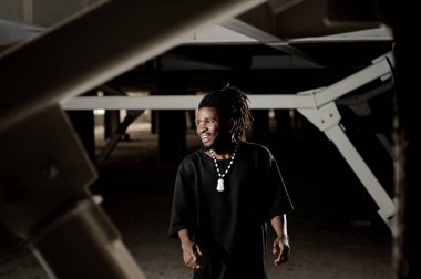 Afro-Amerikan erkek dans ve gülümseyen dreadlocks ile