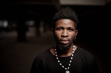 Afrika kökenli Amerikalı adam siyah giyen dreadlocks ve sakal elbise