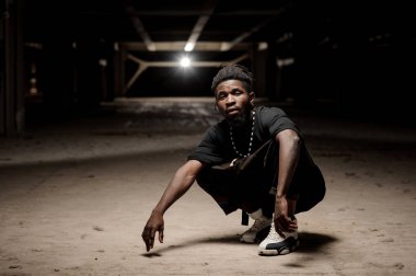 Afro-Amerikan adam dreadlocks ve hunkers üzerinde oturan sakal