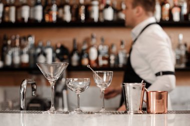 Temizleyin ve boş beyaz üzerinde düzenlenen kokteyl bardağı bar counter