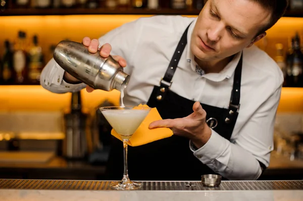 Barman leje świeży napój alkoholowy do kieliszka koktajlowego — Zdjęcie stockowe