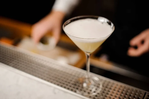 Элегантный коктейльный бокал со свежим алкогольным напитком — стоковое фото