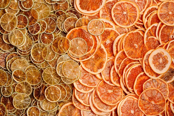 Vista dall'alto di una grande quantità di fette fresche e gustose di frutta all'arancia e limone — Foto Stock