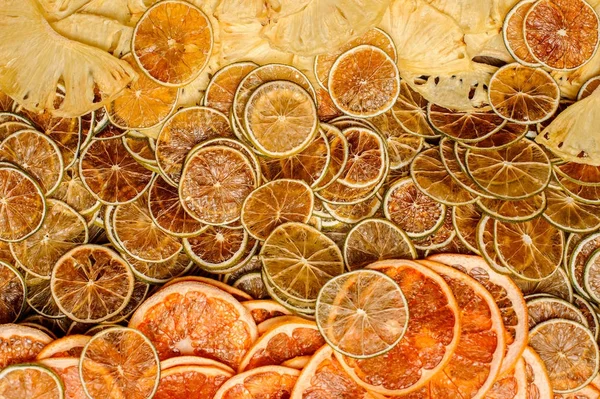 Vista superior de uma grande quantidade de fatias frescas e saborosas de abacaxi, laranja e limão — Fotografia de Stock