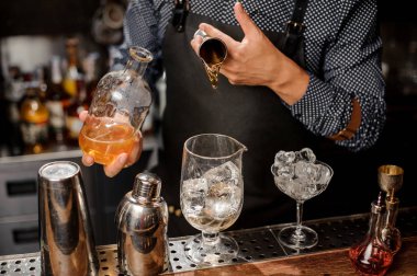 Barmen büyük kokteyl bardağına şurubu bir bölümünü ekleme