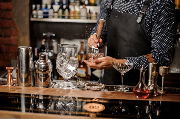 Barmans händer krossning en stor isbit — Stockfoto