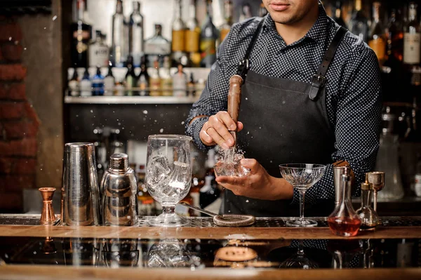 Barkeeper zerkleinert einen großen Eiswürfel für einen Cocktail — Stockfoto