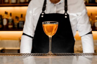 Bir bardak altın alkollü içki ile dolu