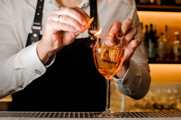 Barmen Beyaz gömlekli bir kokteyl dumanlı bir not ile yapma