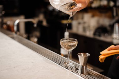 Barmen el dökme alkollü içki buz cam içine karışık