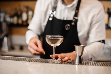 Barmen ile zarif bir bardak içki ile dolu