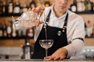 Barmen votka kokteyl bardağına ekleme