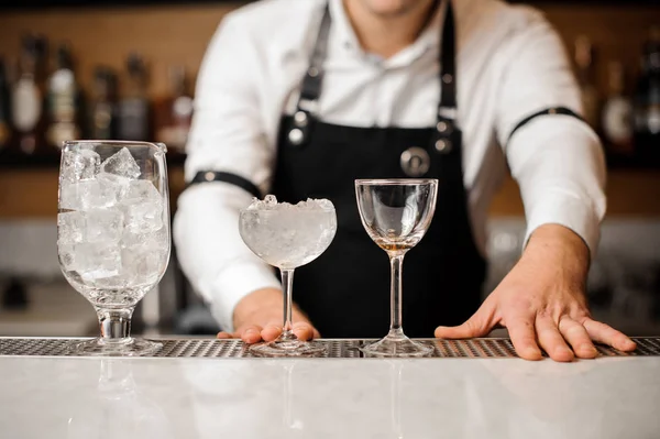 Gözlük ile beyaz bir gömlek giymiş barmen — Stok fotoğraf