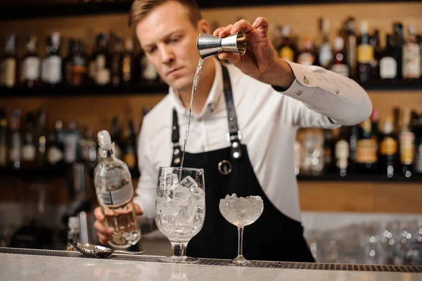 Barmen votka bir kısmını bir cam içine dökme — Stok fotoğraf