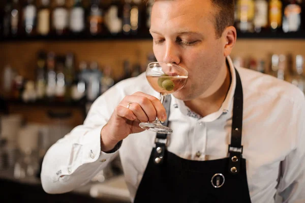 Barman dricka alkoholhaltiga cocktail med gröna oliver — Stockfoto