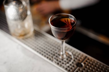 Cam ile karanlık alkollü içki dolu