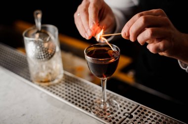 Dumanlı bir not ile karanlık alkollü içki dolu cam