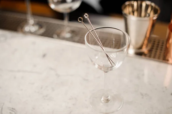 Jelas dan kosong gelas koktail di bar counter — Stok Foto