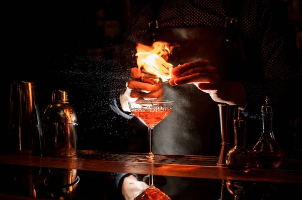 Barman prepara un cocktail fresco con una nota affumicata — Foto Stock