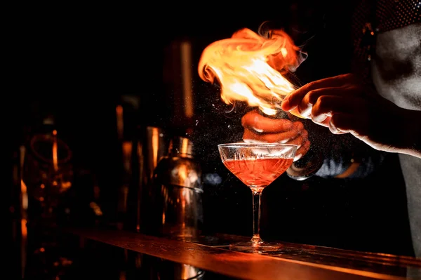 Mani da barman che preparano un cocktail fresco con una nota affumicata — Foto Stock