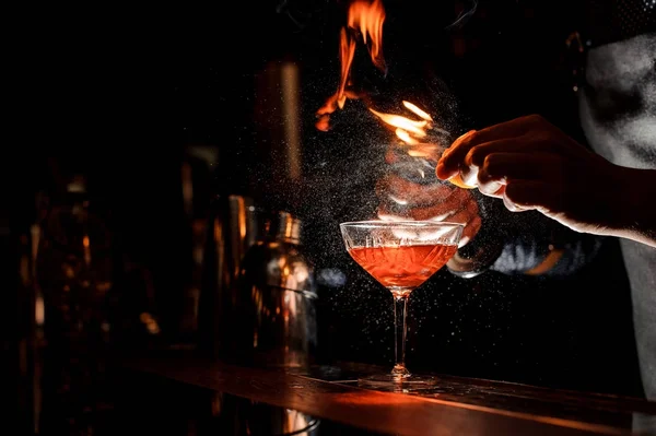 Bartenders hands making a fresh cocktail with a smoky note — Stock Photo, Image