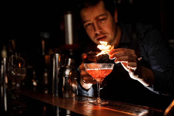 Молодой бармен делает свежий коктейль с дымчатой нотой — стоковое фото