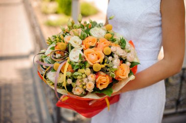 kadın kraspedia, gül, gül pion şeklinde ve succulents bir buket tutar