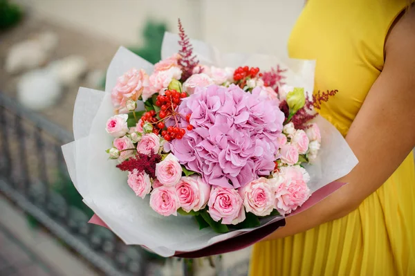 Mulher detém buquê de rosas, astilba, cravos e hortênsias — Fotografia de Stock