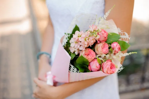 Mulher detém um buquê de rosas em forma de pião, astilba e rosas — Fotografia de Stock
