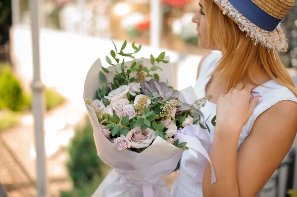 erkek bir buket gül, okaliptüs ve succulents tutar