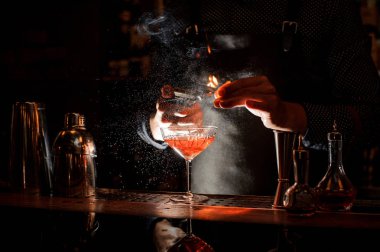 Şarap tatlı kokteyl için ateşe barmen