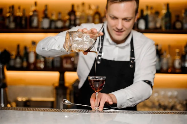 Barman v hospodě nalévá studená whisky v poháru — Stock fotografie
