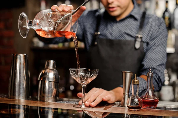 Barman nalewa słodkim koktajlu w olśnienie — Zdjęcie stockowe