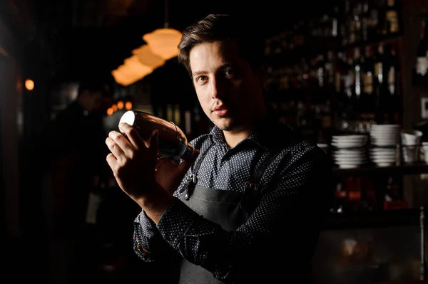 Barmen Bar iç sallayarak ve alkol kokteyl karışımı — Stok fotoğraf