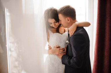 damat ve gelin romantik beyaz arka planı kucaklayan
