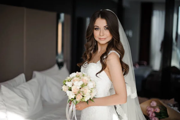 Retrato de novia en vestido de novia, velo y ramo con rosas y helecho — Foto de Stock