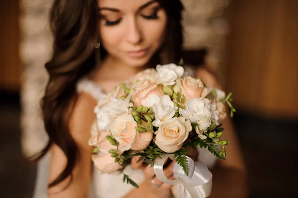 Noiva bonito segurando buquê de casamento de rosas brancas e pêssego — Fotografia de Stock
