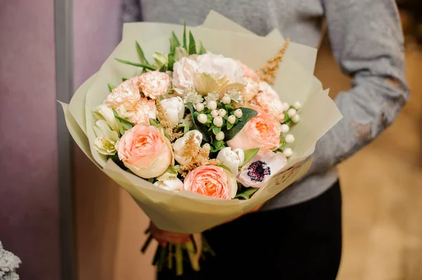 Femelle tient un bouquet de coquelicots blancs, roses et astilba rose — Photo
