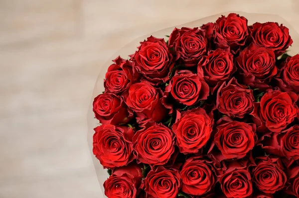 En fin romantisk bukett roser rød farge nært på hvit bakgrunn – stockfoto